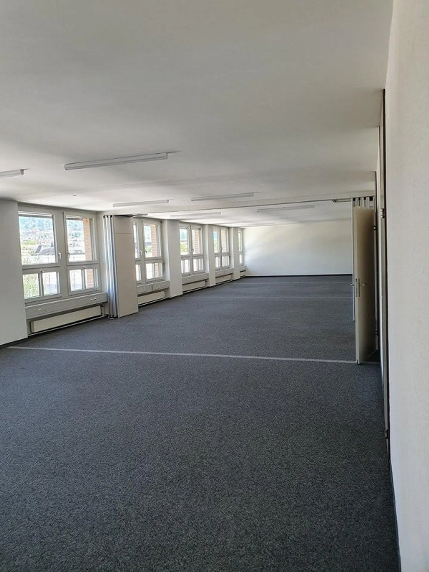 Bureaux modernes et prêts à emménager avec parkings - Photo 2 sur 10