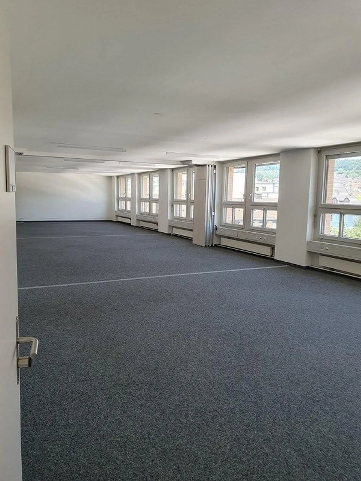 Bureaux modernes et prêts à emménager avec parkings - Photo 3 sur 10