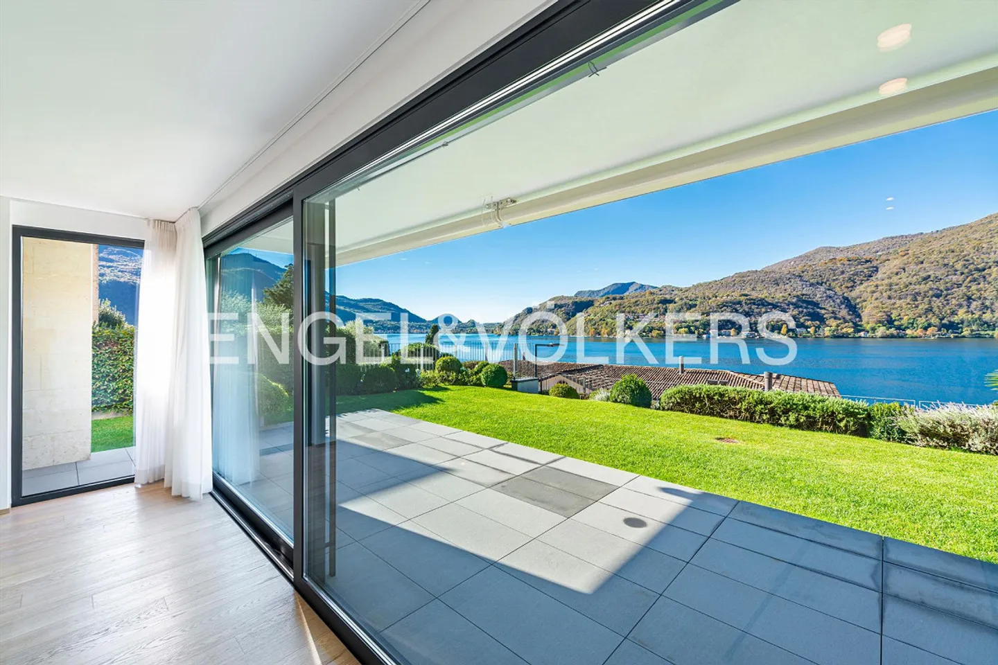 Due Passi dal Lago: Eleganza e Vista Mozzafiato Tra Acqua e Verde - Foto 5 di 13