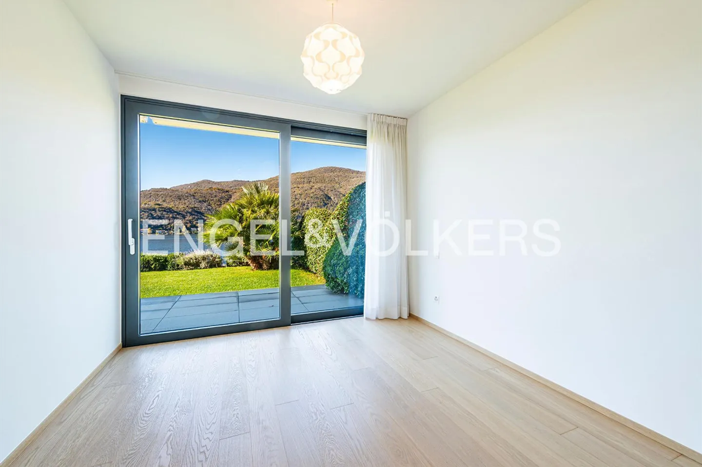 Due Passi dal Lago: Eleganza e Vista Mozzafiato Tra Acqua e Verde - Foto 6 di 13