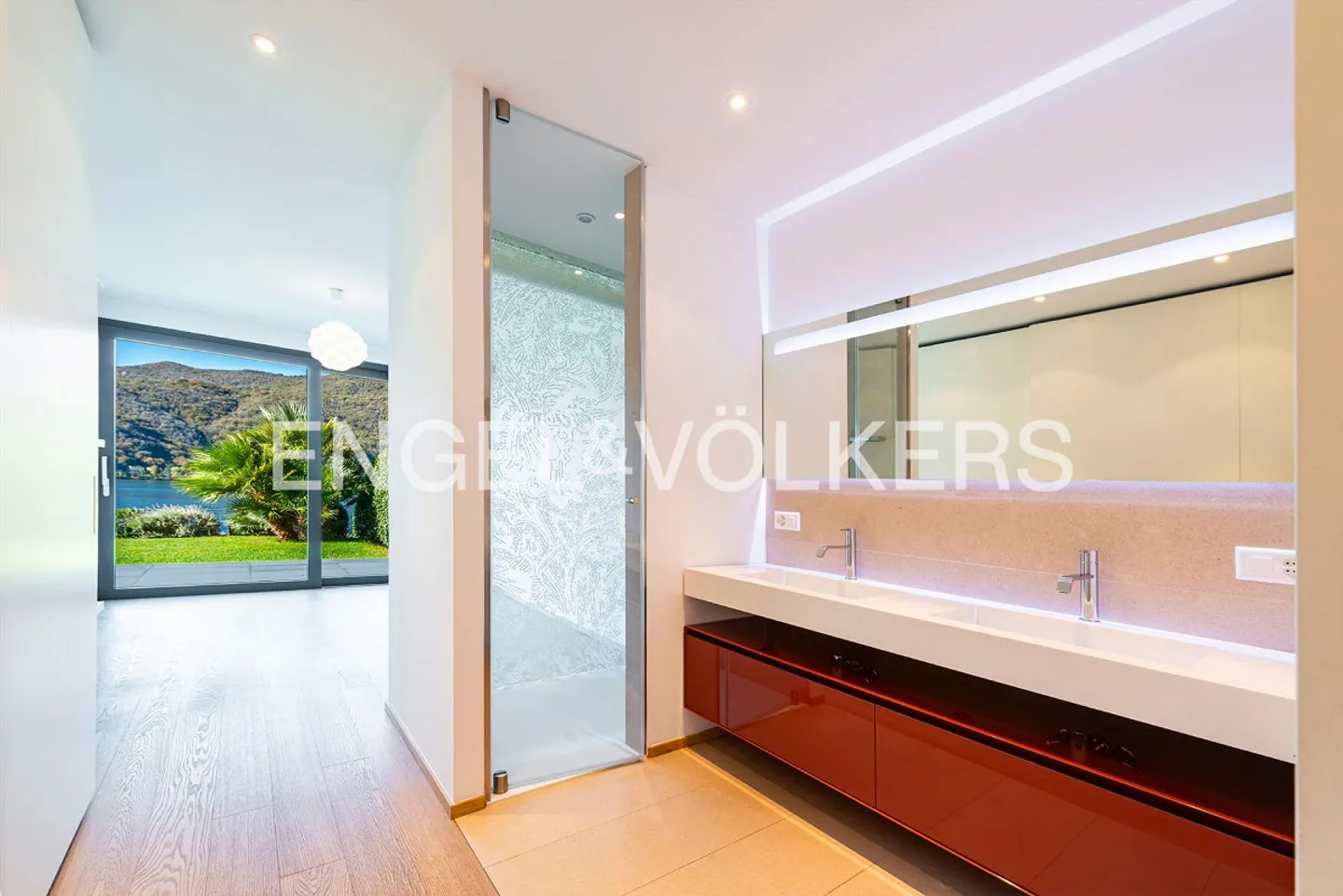 Due Passi dal Lago: Eleganza e Vista Mozzafiato Tra Acqua e Verde - Foto 7 di 13