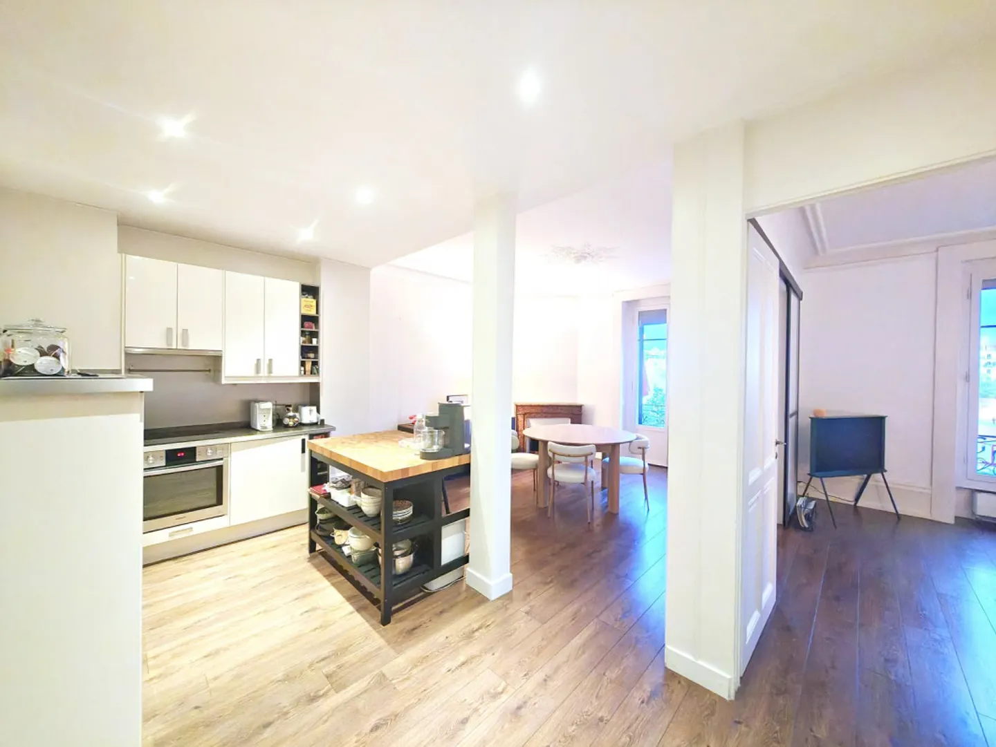 Charming Apartment in Plainpalais - Photo 2 of 7