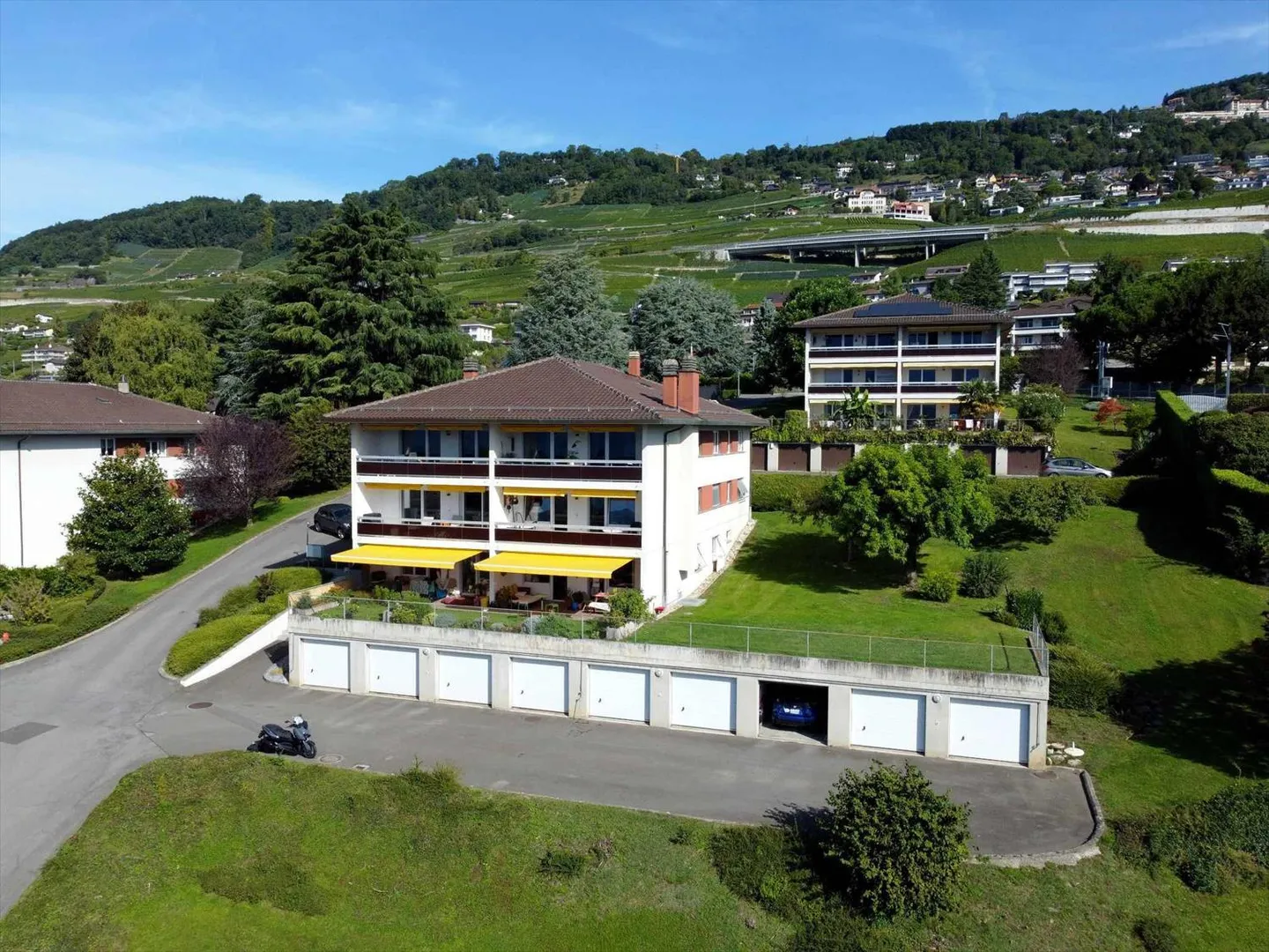 Appartamento luminoso di 4,5 locali con vista sul lago e sulle montagne - Foto 1 di 12