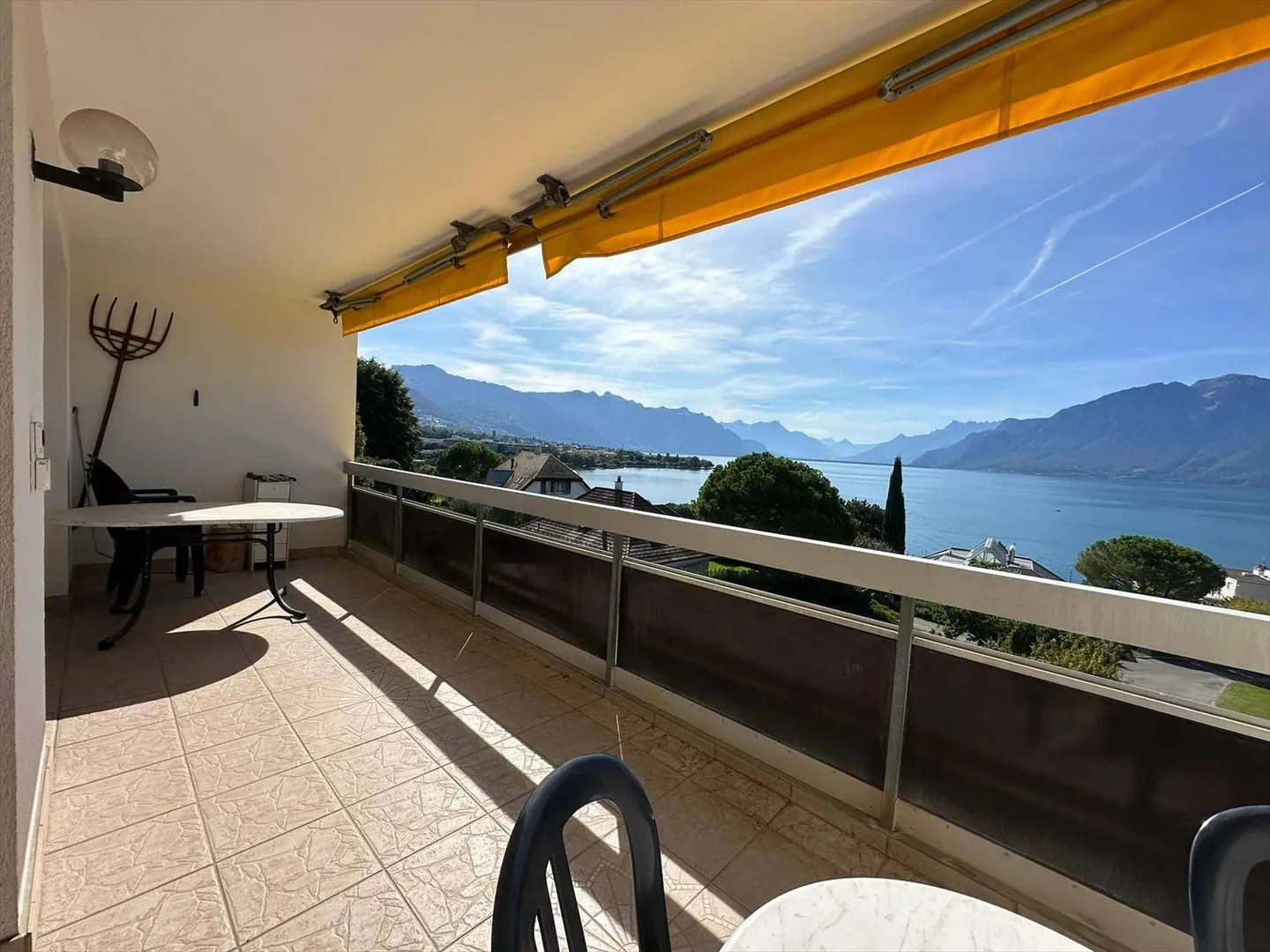 Appartamento luminoso di 4,5 locali con vista sul lago e sulle montagne - Foto 3 di 12