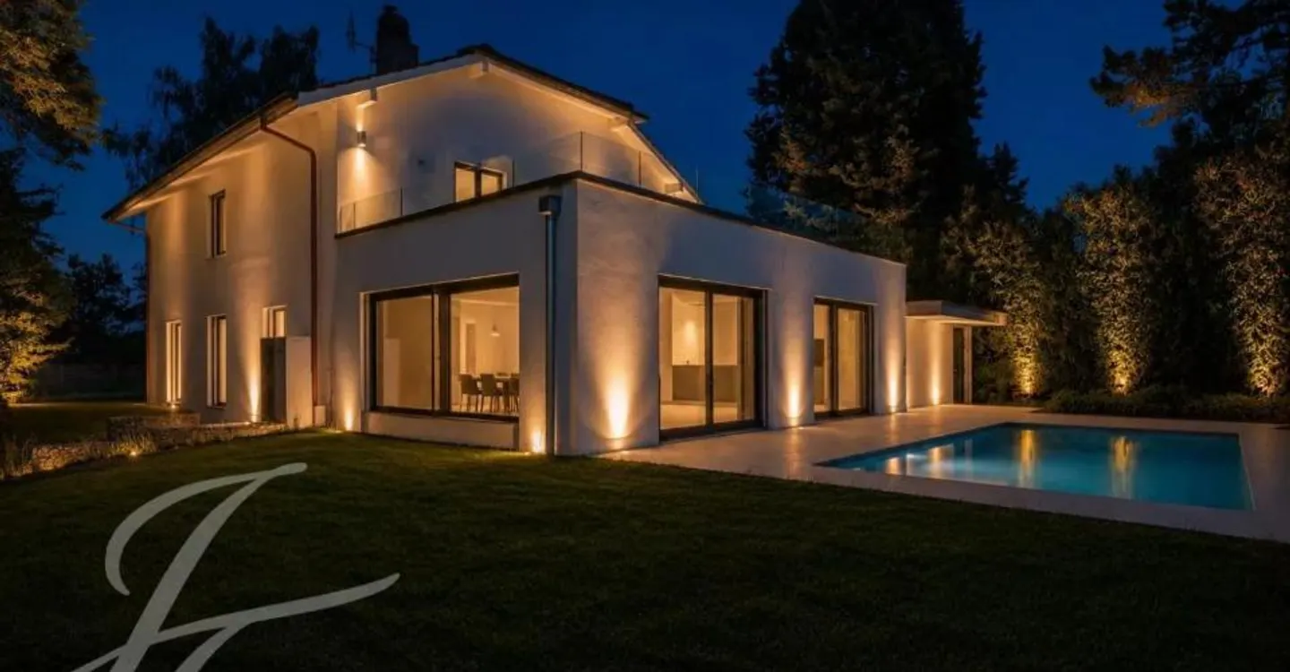 Nur wenige Schritte von den Ufern des Sees: Renovierte Villa mit Pool - Foto 1 von 13
