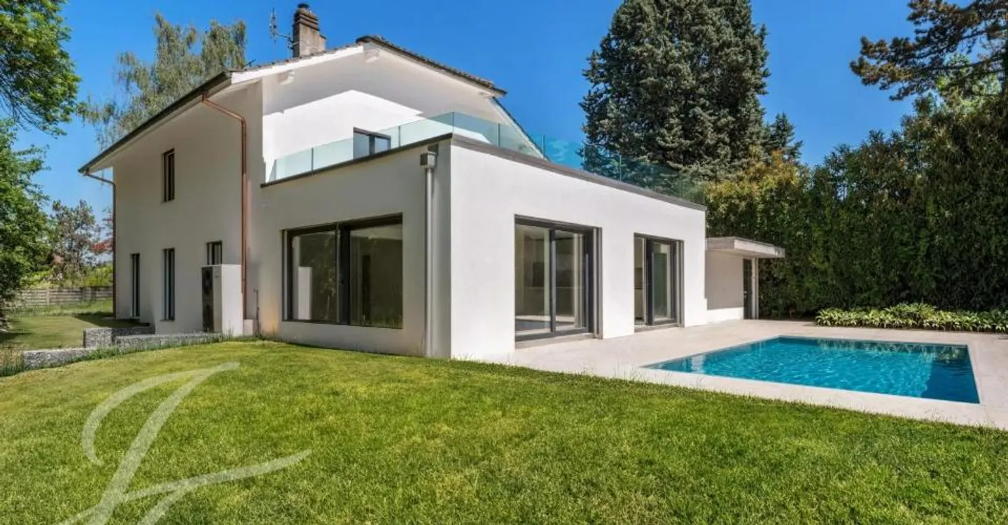 Nur wenige Schritte von den Ufern des Sees: Renovierte Villa mit Pool - Foto 3 von 13