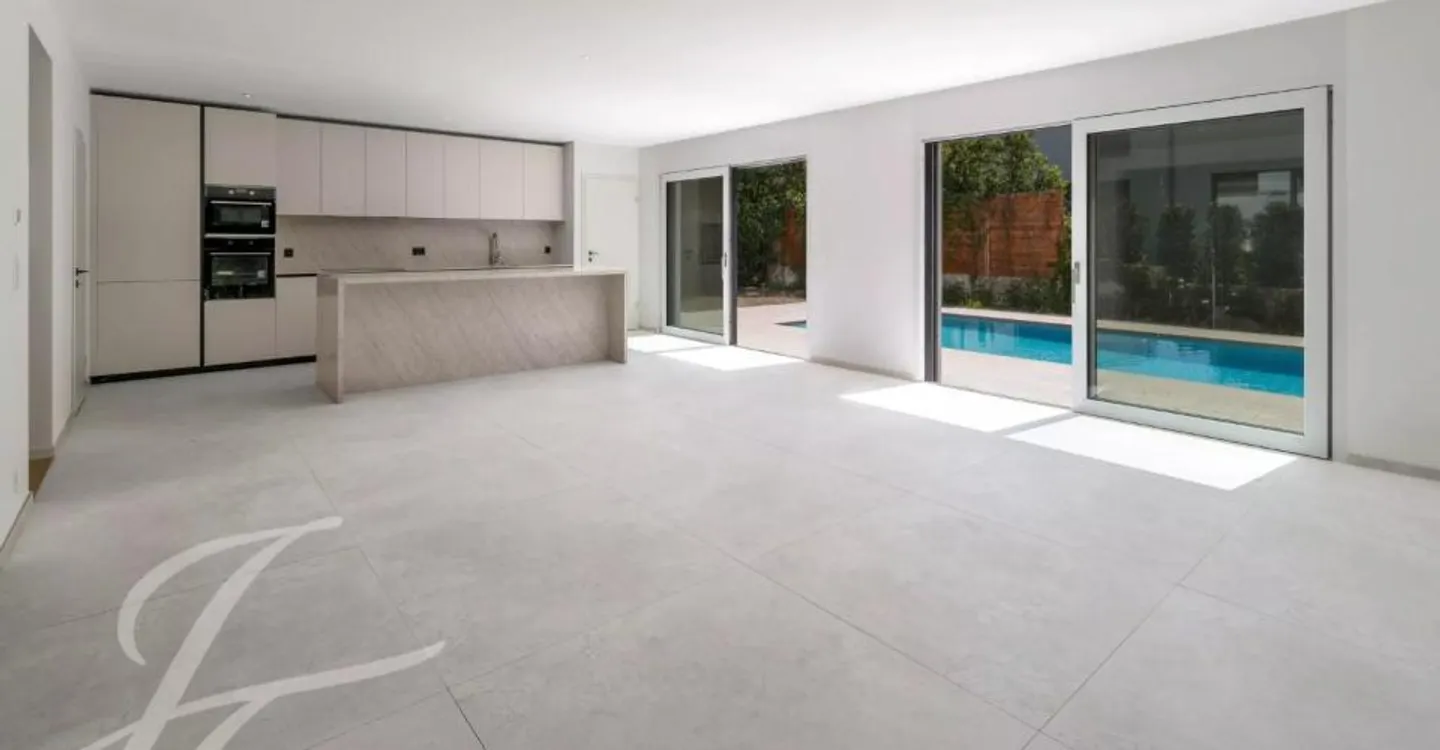 Nur wenige Schritte von den Ufern des Sees: Renovierte Villa mit Pool - Foto 12 von 13