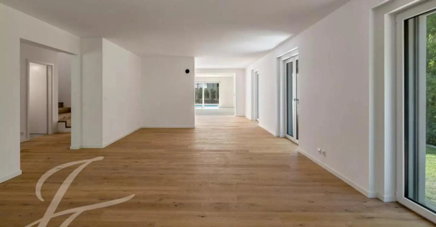Nur wenige Schritte von den Ufern des Sees: Renovierte Villa mit Pool - Foto 13 von 13