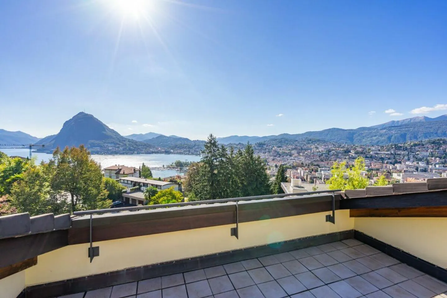 RUVIGLIANA - APPARTEMENT PENTHOUSE 4.5 CHAMBRES AVEC VUE SUR LE LAC ET JARDIN PRIVÉ - Photo 9 sur 13