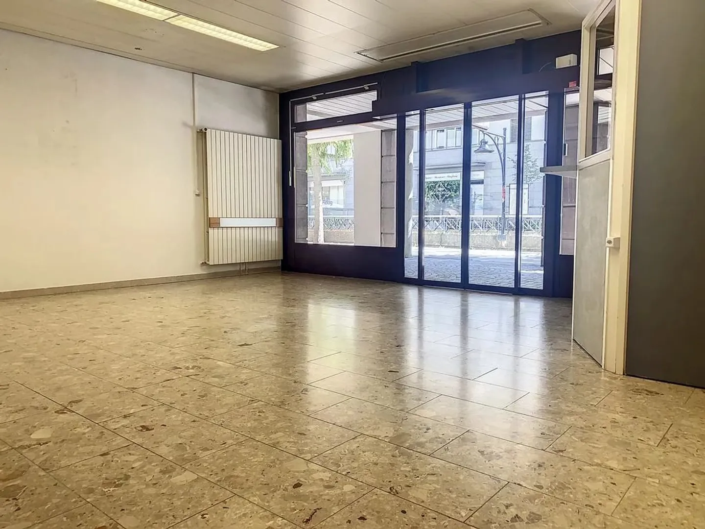 Ampio locale commerciale nel centro di Sierre - Foto 3 di 12