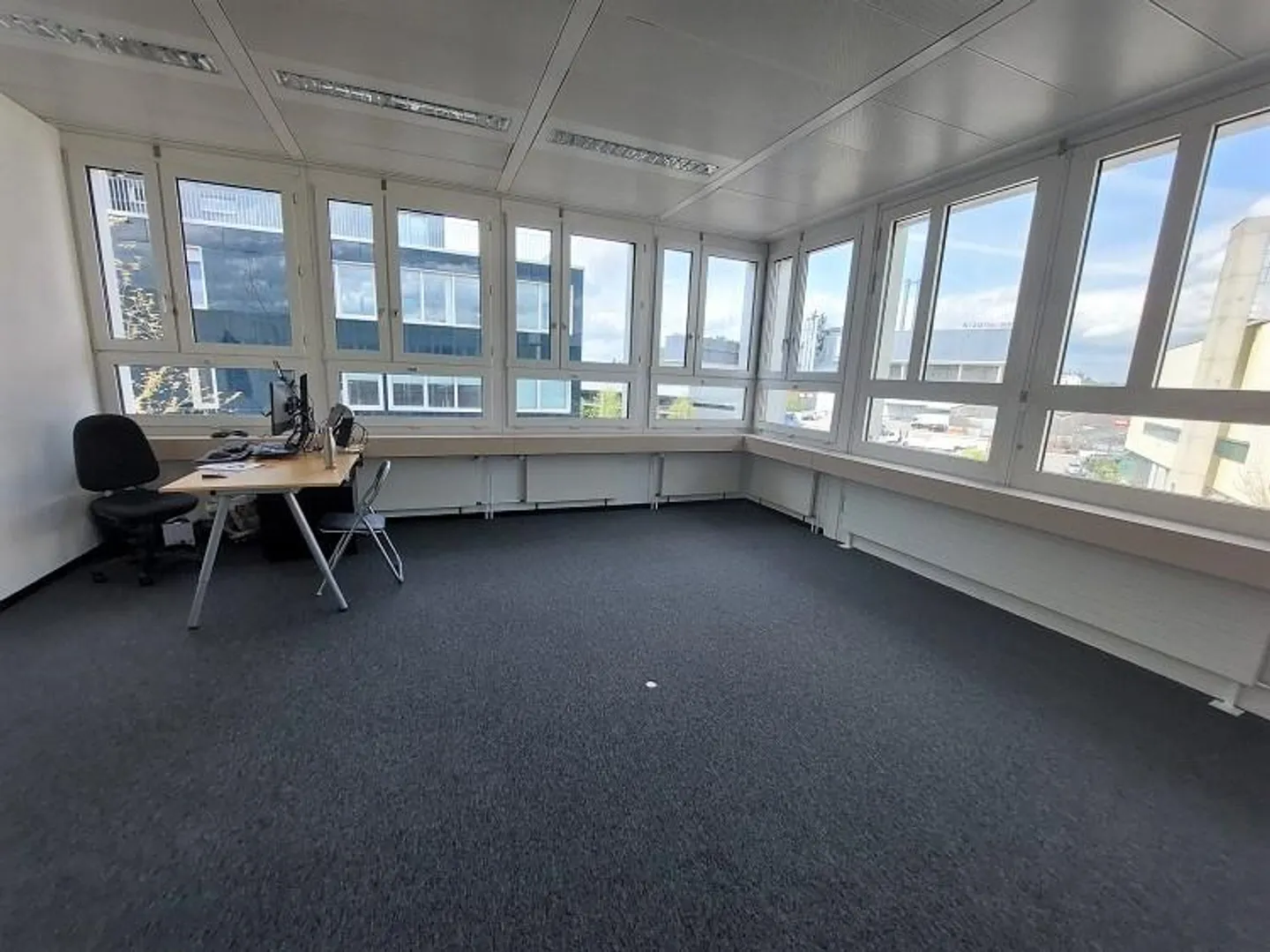 lichtdurchflutetes Büro in Winterthur-Grüze - Foto 1 von 7