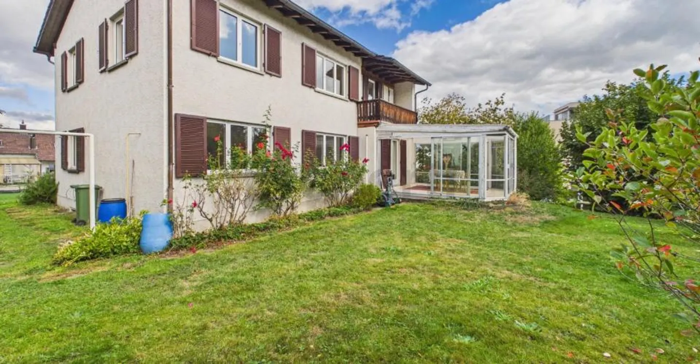 Charmantes Zweifamilienhaus mit Gartenparadies und viel Potenzial in Horgen! - Foto 1 von 12