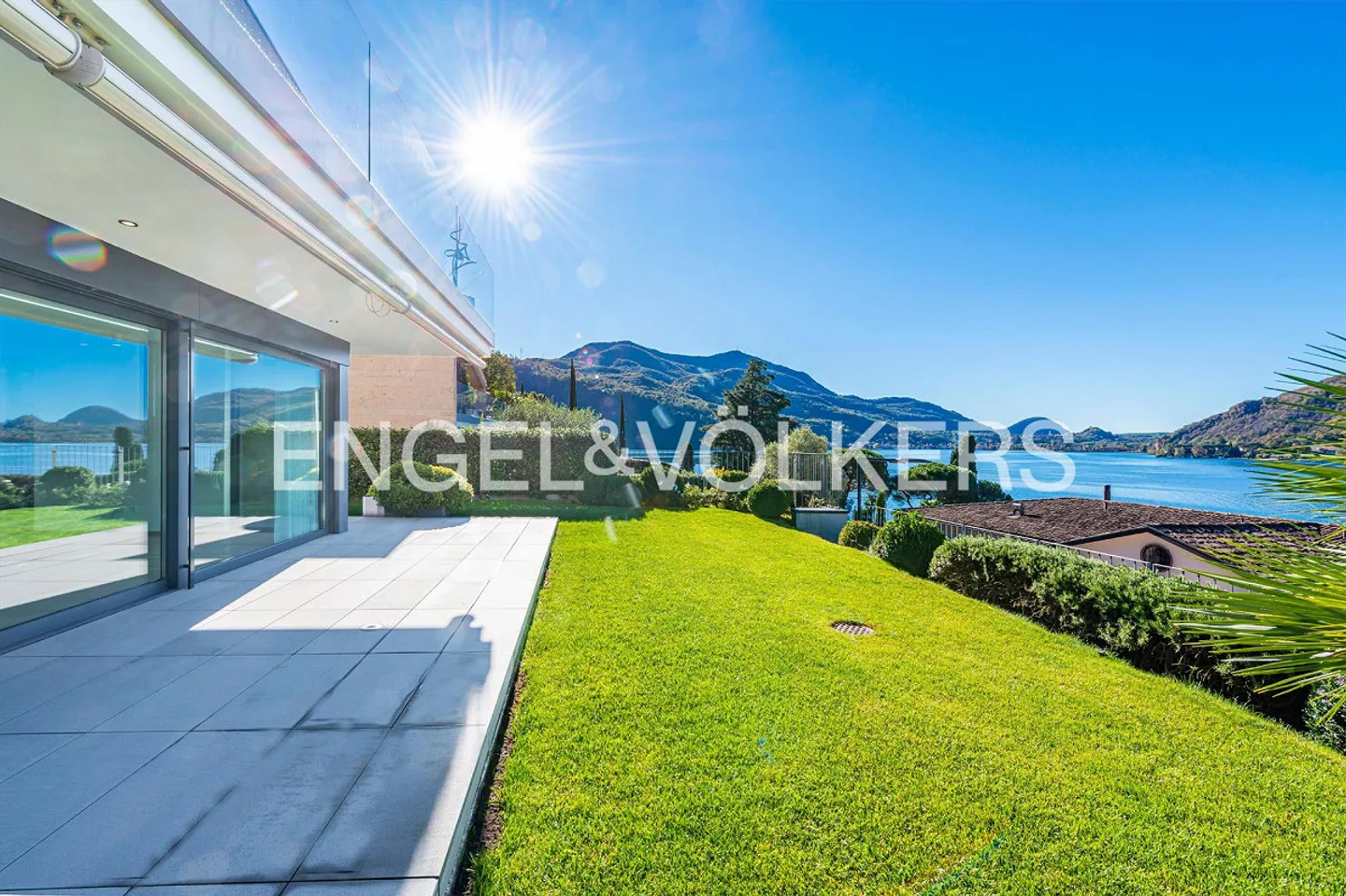 Vicinanza al lago: eleganza e vista mozzafiato - Foto 1 di 13