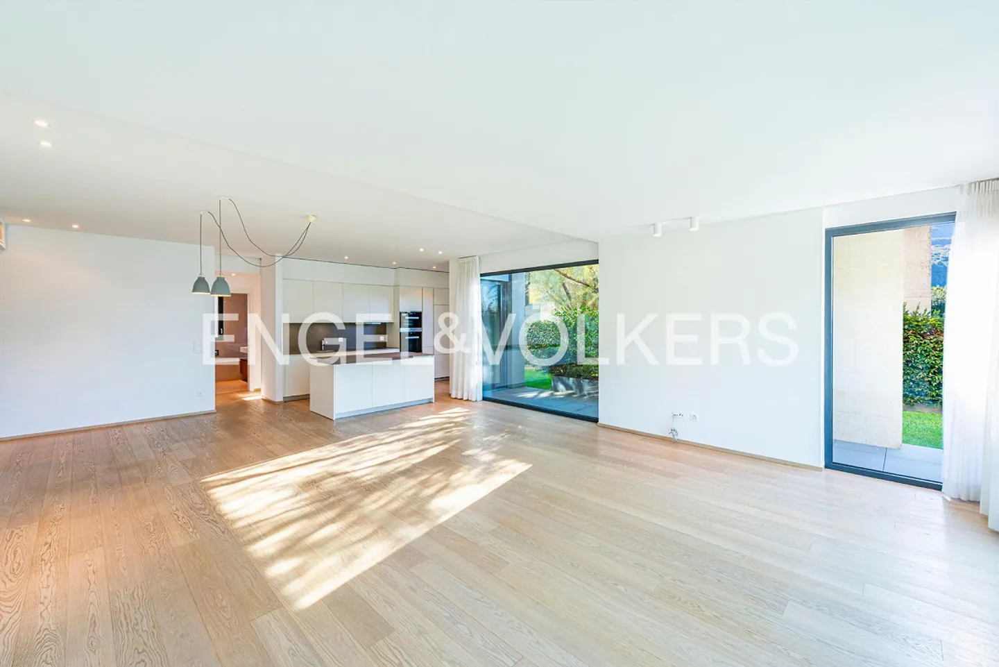 Vicinanza al lago: eleganza e vista mozzafiato - Foto 3 di 13