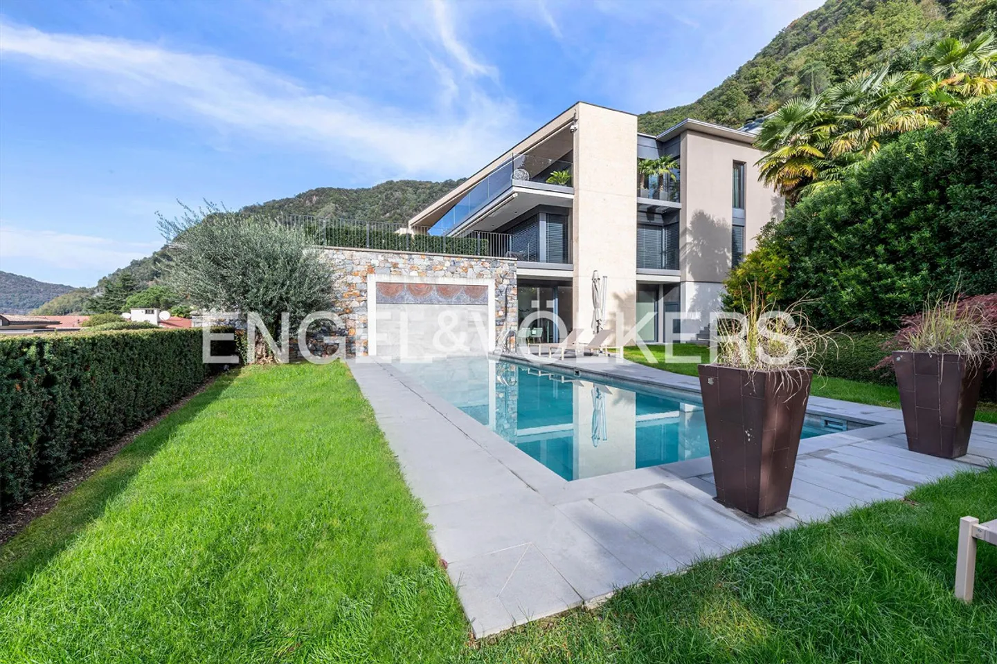 Vicinanza al lago: eleganza e vista mozzafiato - Foto 11 di 13