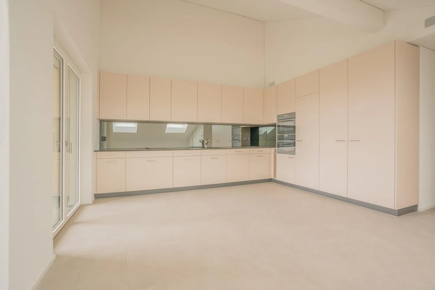 3.5 Zimmerwohnung im Dachgeschoss mit eindrücklicher Weitsicht - Photo 2 of 10