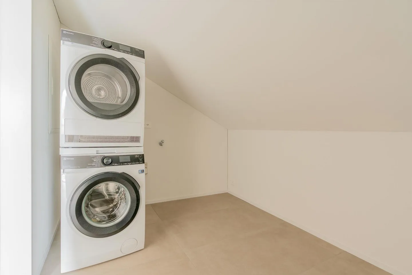 3.5 Zimmerwohnung im Dachgeschoss mit eindrücklicher Weitsicht - Photo 10 of 10
