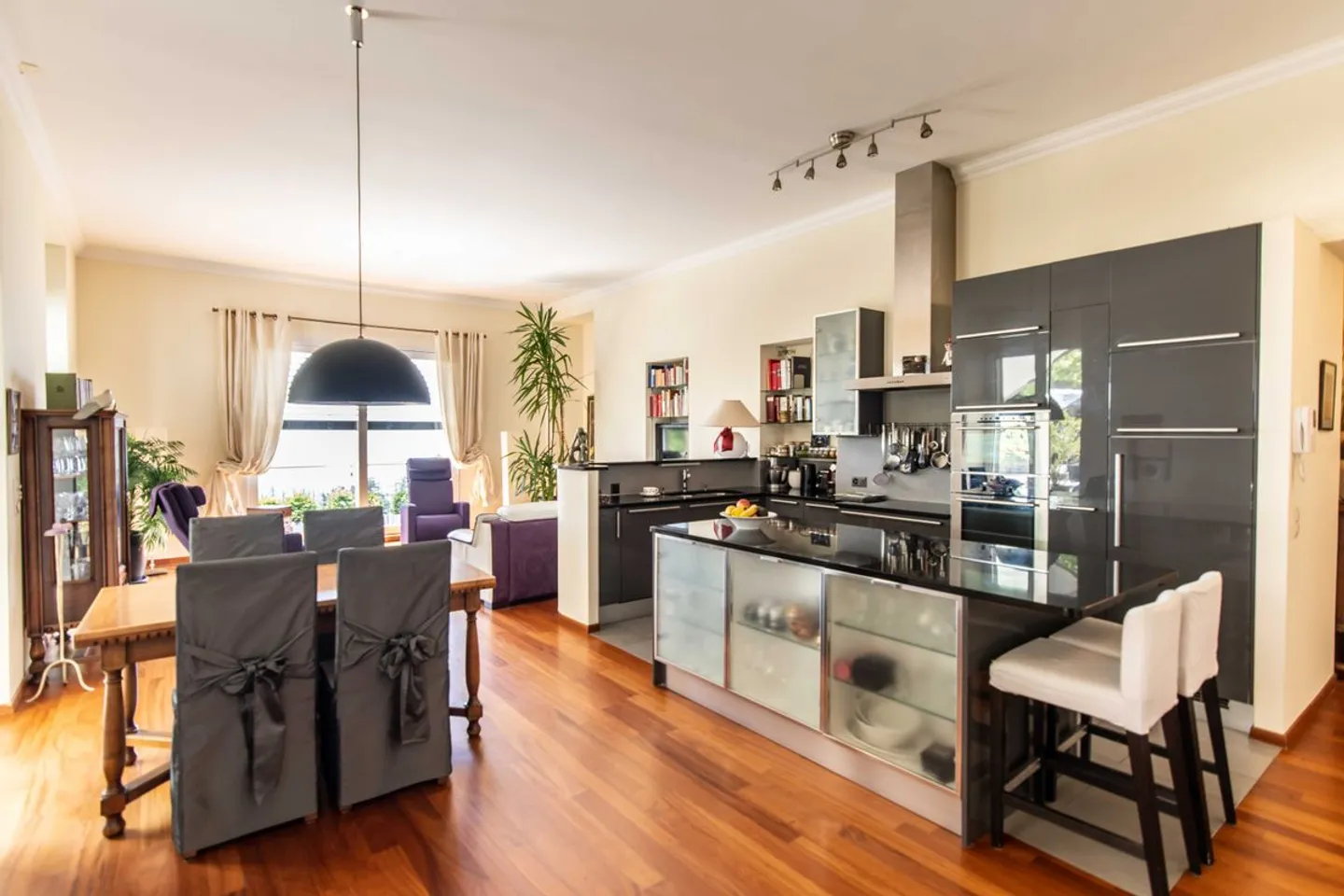 Eleganz, atemberaubende Aussicht und hochwertige Annehmlichkeiten - Foto 2 von 13