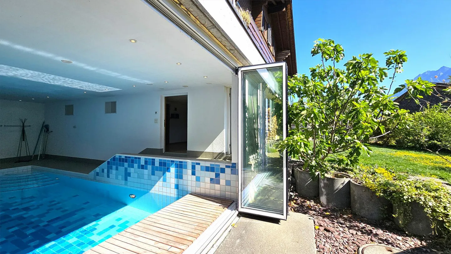 Large 7 ½-room single-family house with a dream pool and panoramic view - Photo 4 of 23