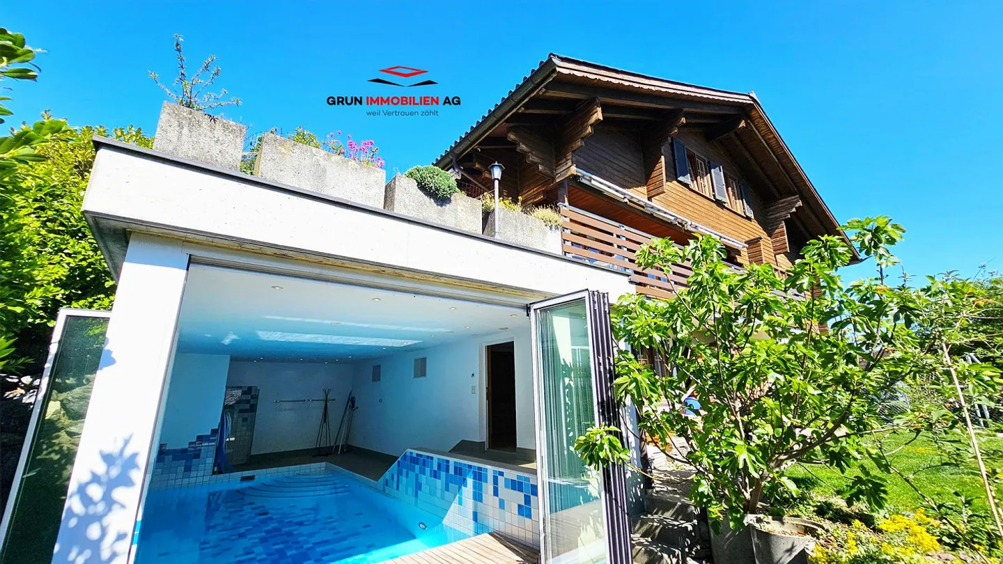 Large 7 ½-room single-family house with a dream pool and panoramic view - Photo 1 of 23