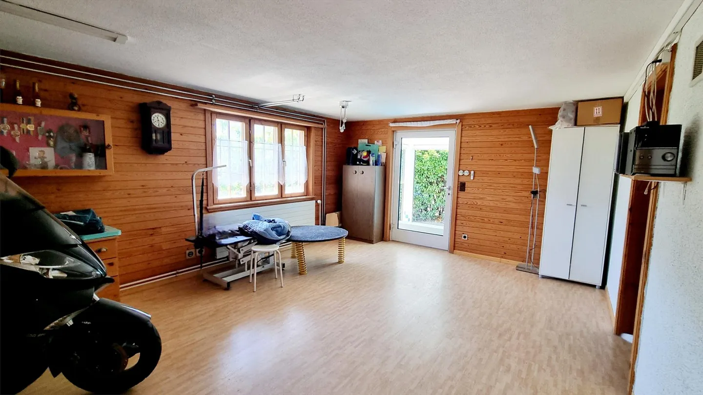 Large 7 ½-room single-family house with a dream pool and panoramic view - Photo 8 of 23