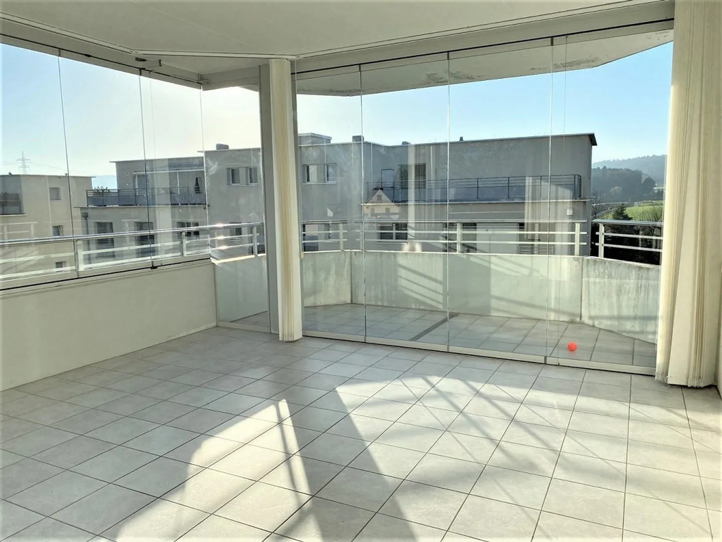 Appartement familial spacieux avec balcon partiellement vitré de 24m2 - Photo 2 sur 13