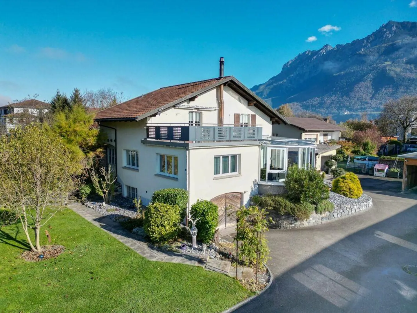 Incantevole casa unifamiliare con giardino d'inverno, laghetto per pesci/piscina e ampio spazio circostante - Foto 1 di 16