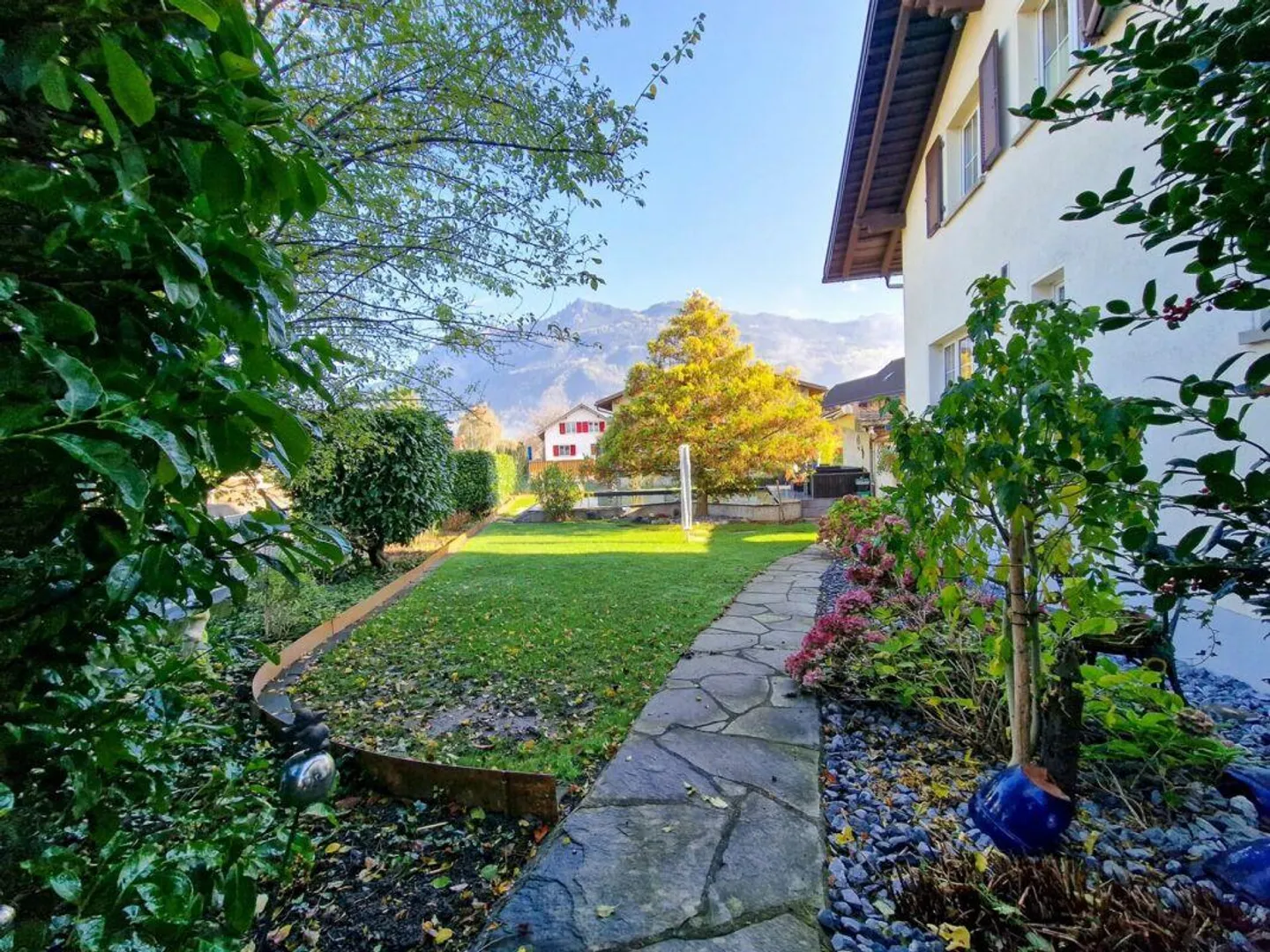 Incantevole casa unifamiliare con giardino d'inverno, laghetto per pesci/piscina e ampio spazio circostante - Foto 3 di 16
