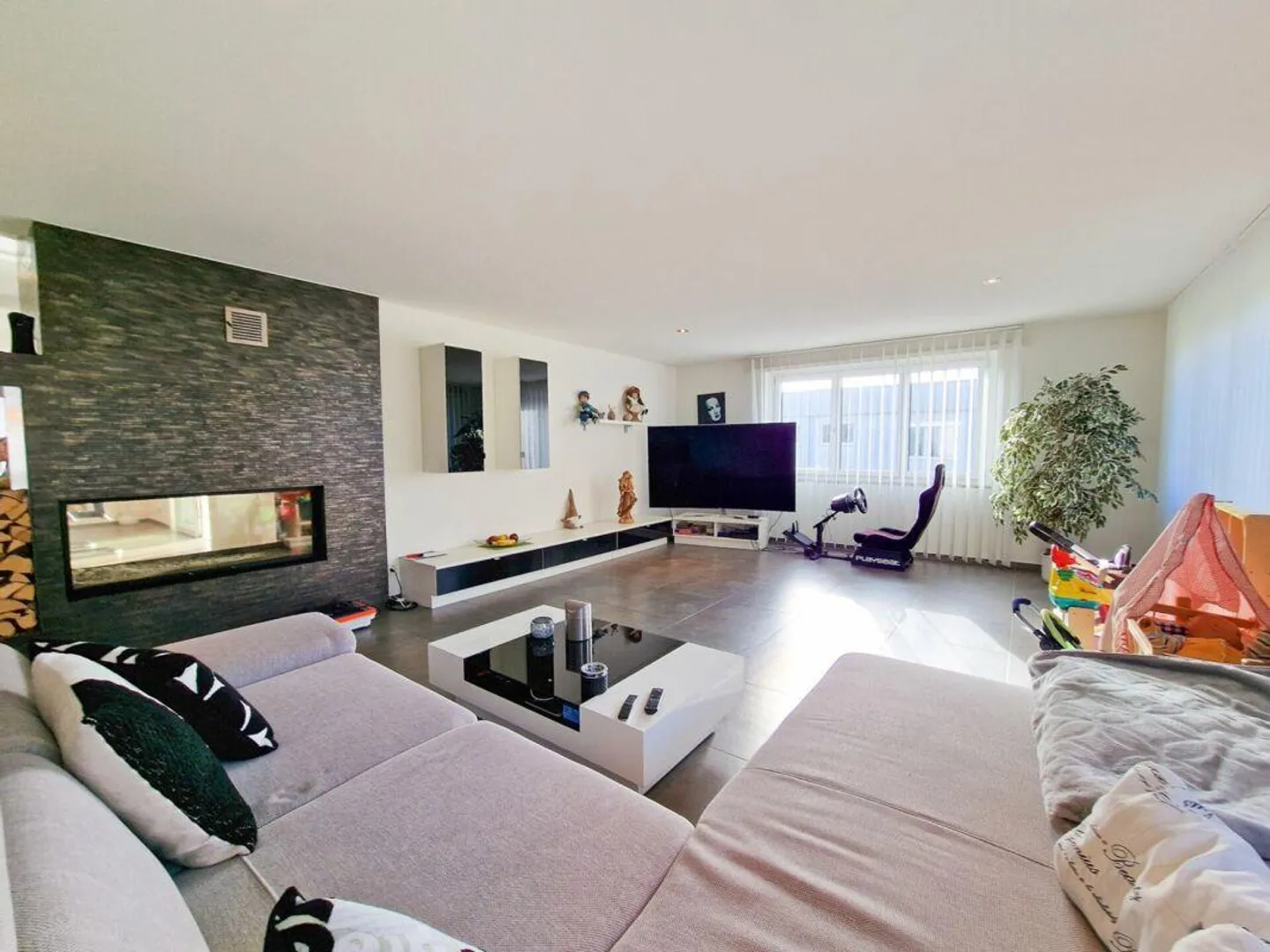 Incantevole casa unifamiliare con giardino d'inverno, laghetto per pesci/piscina e ampio spazio circostante - Foto 4 di 16