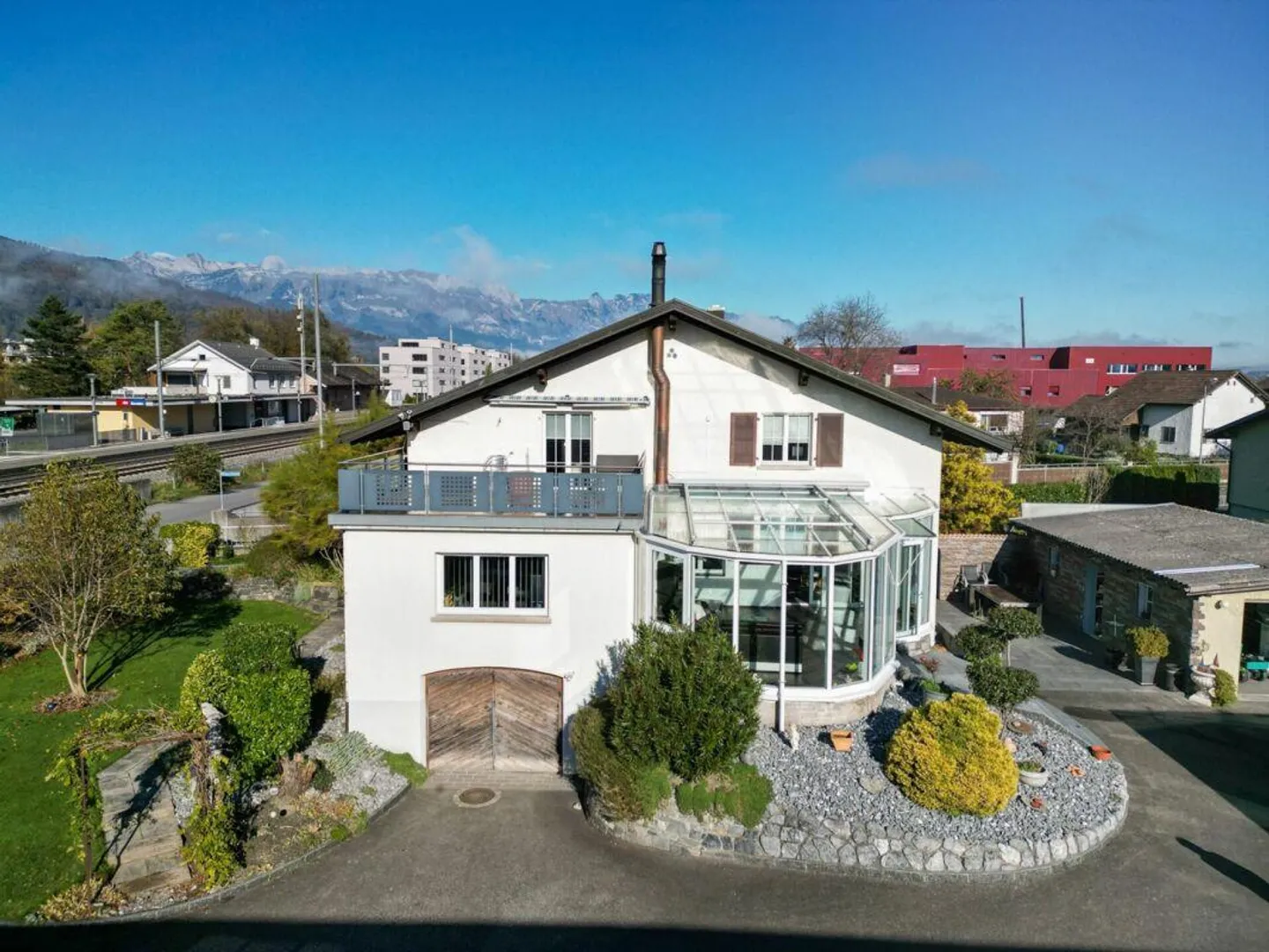 Incantevole casa unifamiliare con giardino d'inverno, laghetto per pesci/piscina e ampio spazio circostante - Foto 13 di 16