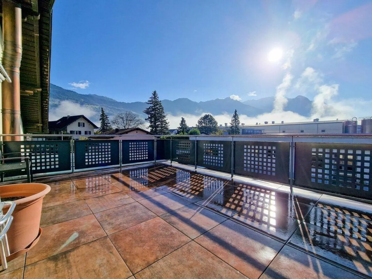Incantevole casa unifamiliare con giardino d'inverno, laghetto per pesci/piscina e ampio spazio circostante - Foto 9 di 16