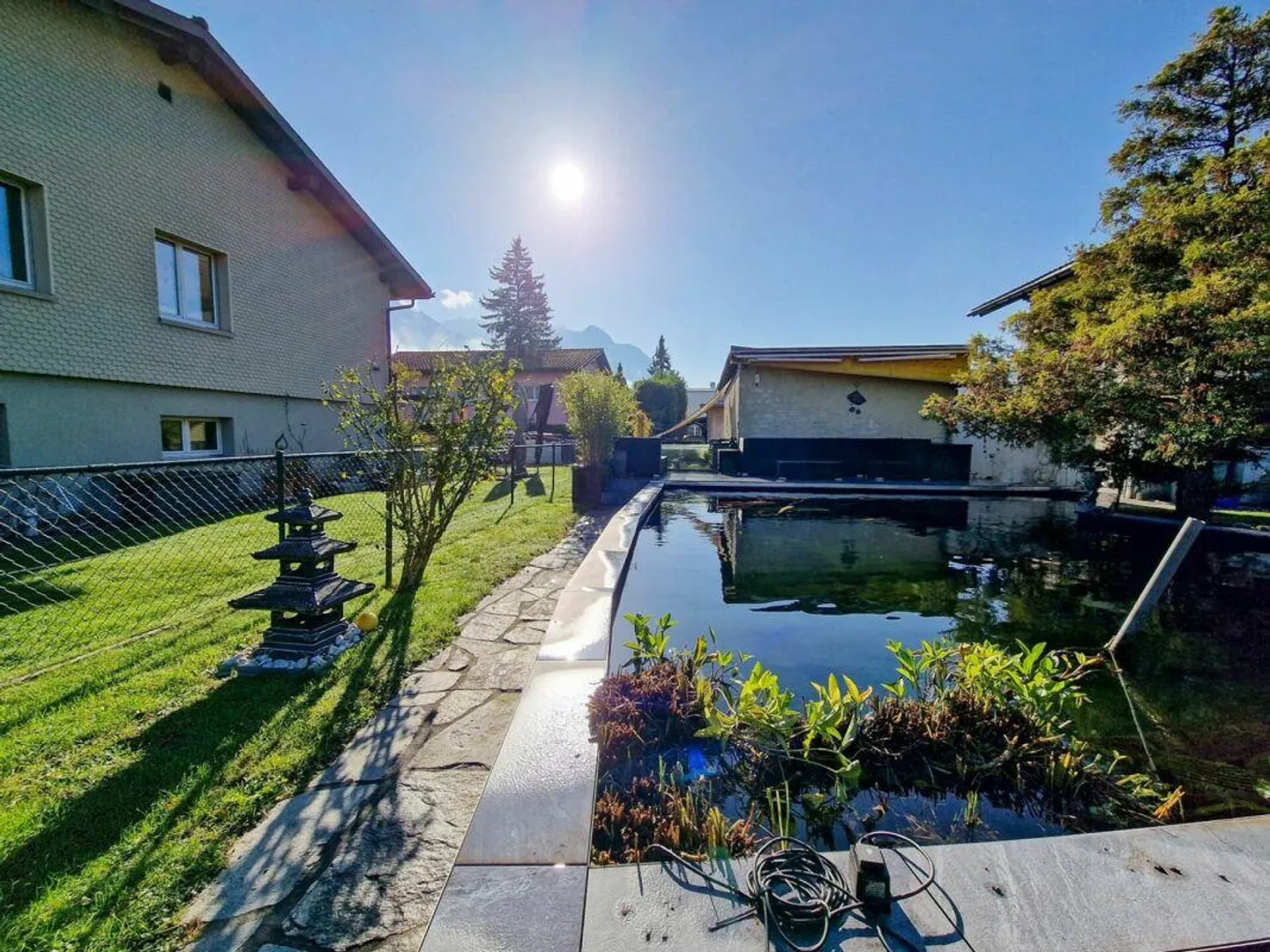 Incantevole casa unifamiliare con giardino d'inverno, laghetto per pesci/piscina e ampio spazio circostante - Foto 15 di 16