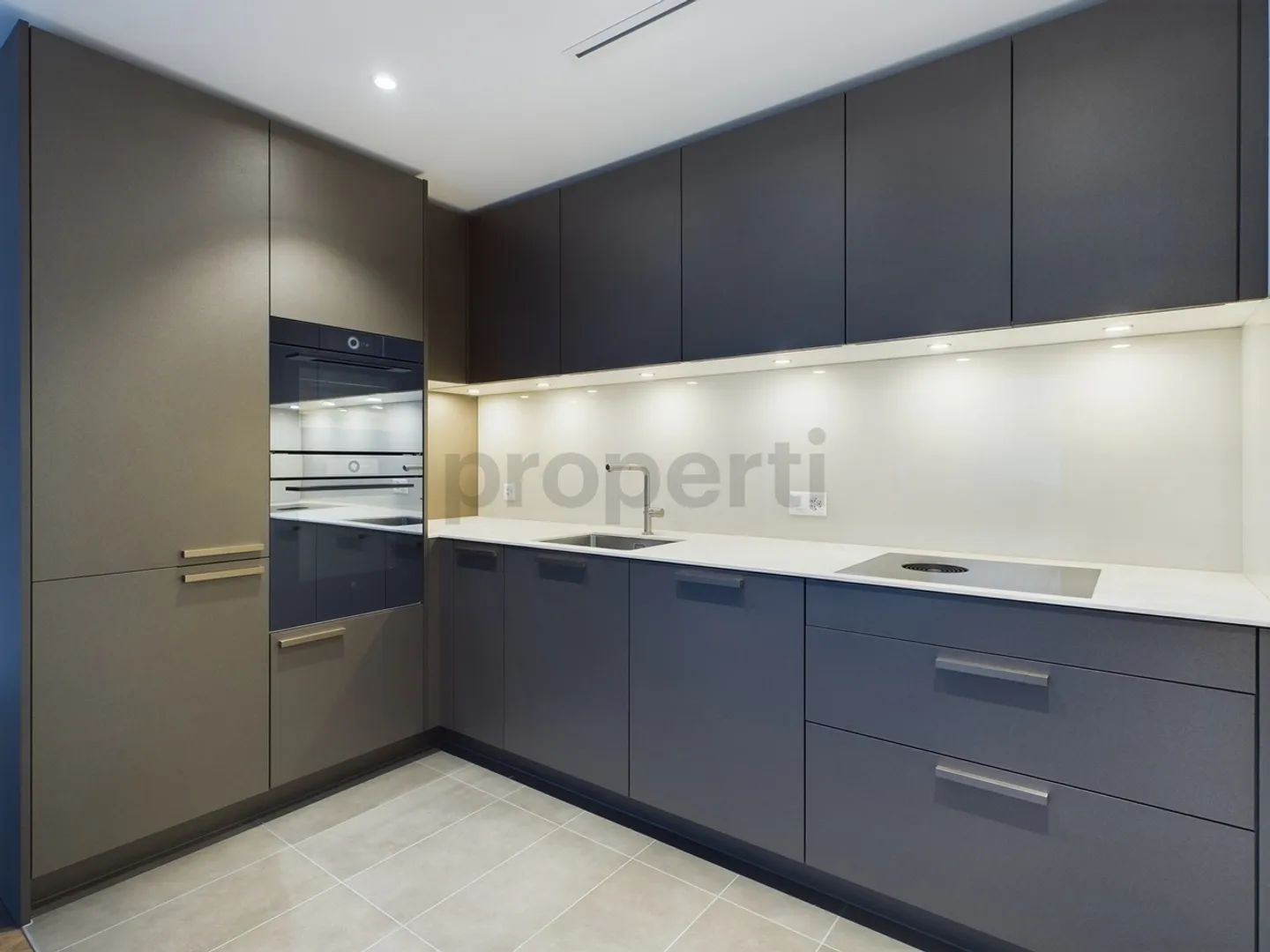Moderne 2.5-Zimmer-Wohnung in Top-Lage mit Lift und hochwertiger Ausstattung in Zürich - Foto 2 von 12