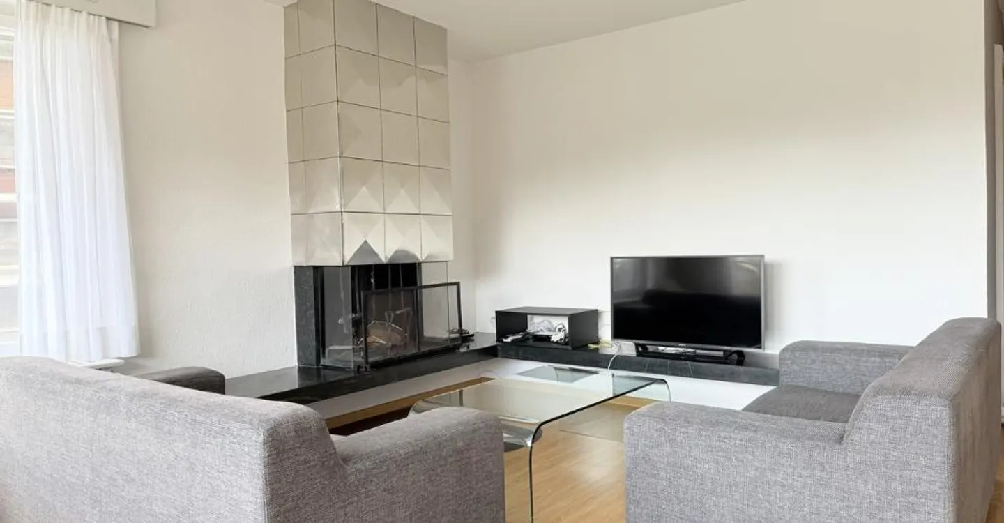 Charming Apartment - Photo 2 of 12