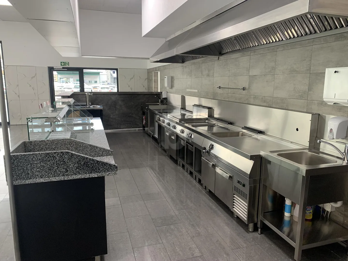 Mixed-use building for rent - Photo 4 of 6