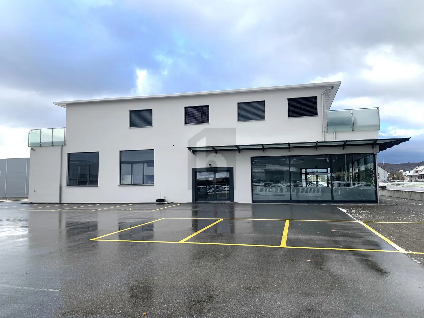 Mixed-use building for rent - Photo 6 of 6