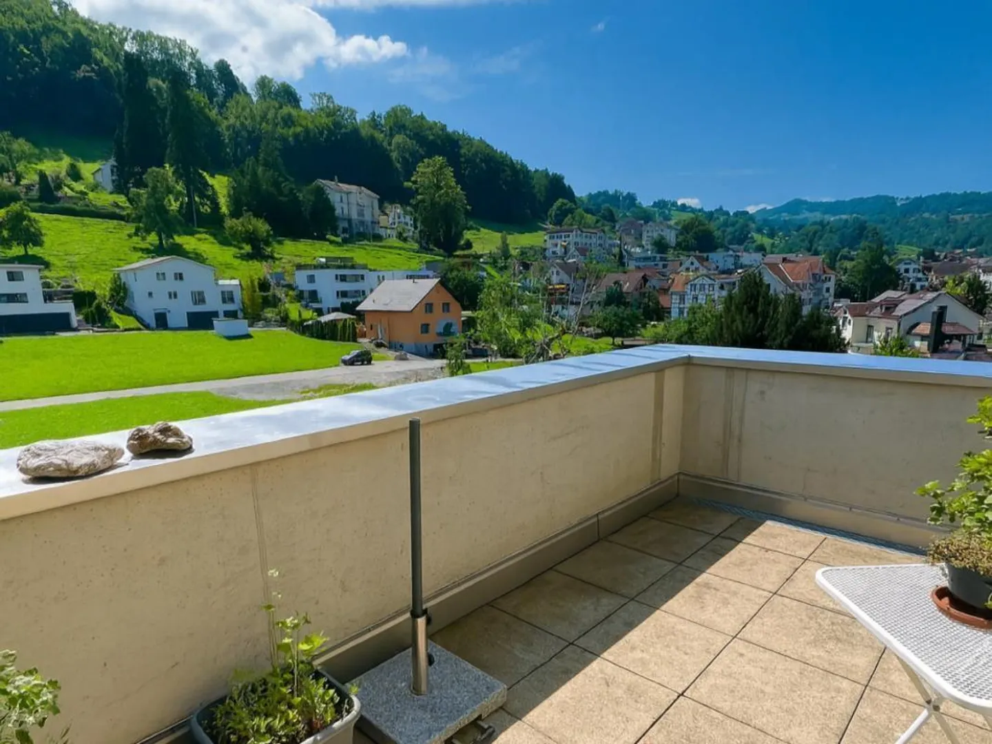 Modern 4.5-room penthouse apartment: large terrace with a view - Photo 7 of 9