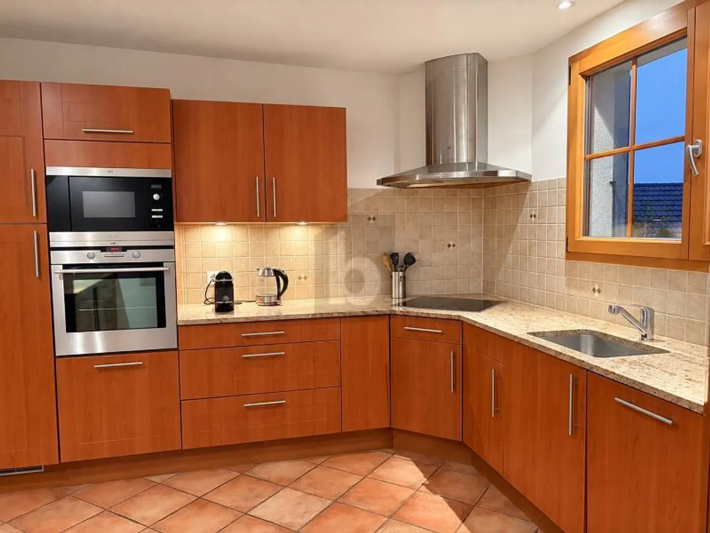 Casa Familiare Moderna con Giardino - Foto 3 di 6