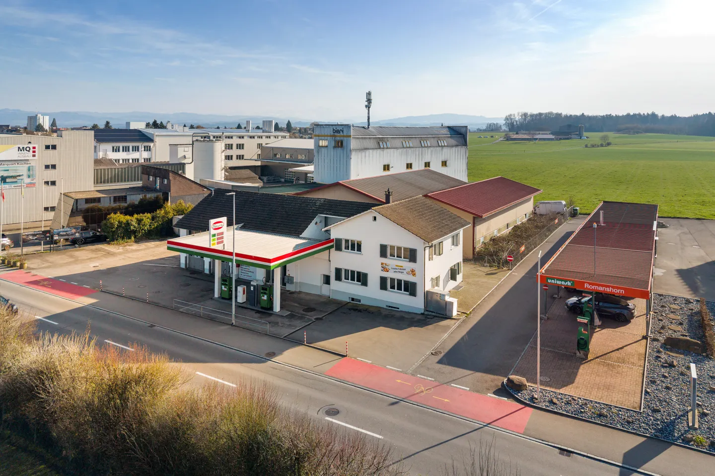 Propriété commerciale attrayante avec station-service, atelier et composante résidentielle - Photo 1 sur 8
