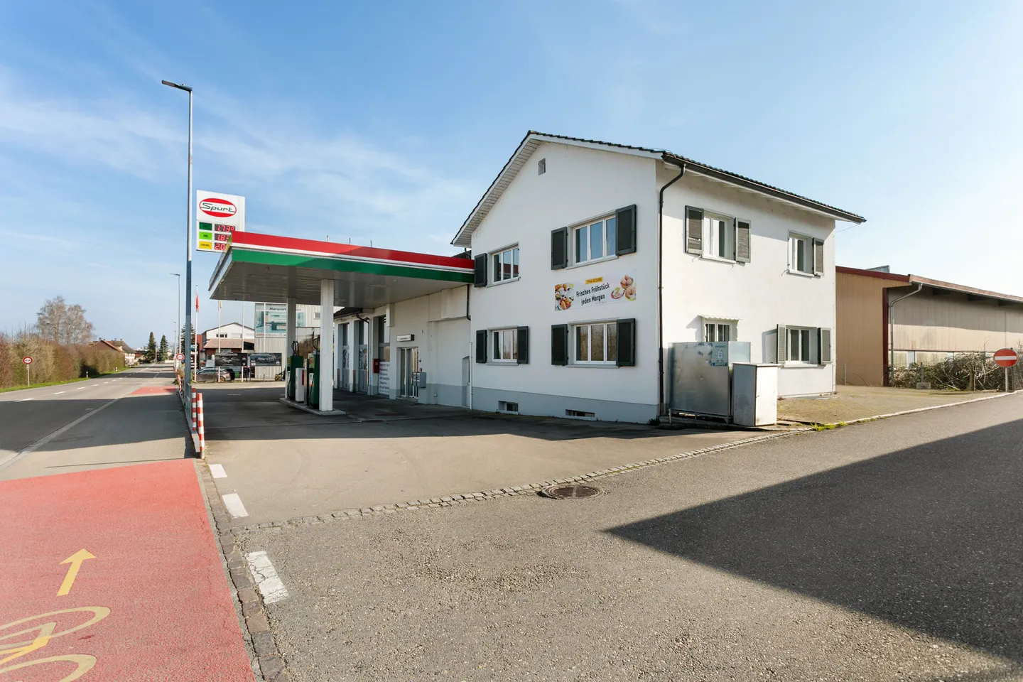 Propriété commerciale attrayante avec station-service, atelier et composante résidentielle - Photo 2 sur 8