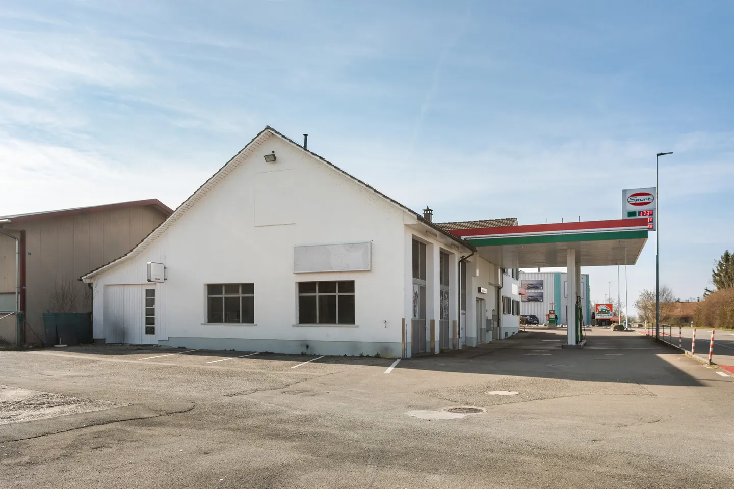 Propriété commerciale attrayante avec station-service, atelier et composante résidentielle - Photo 3 sur 8