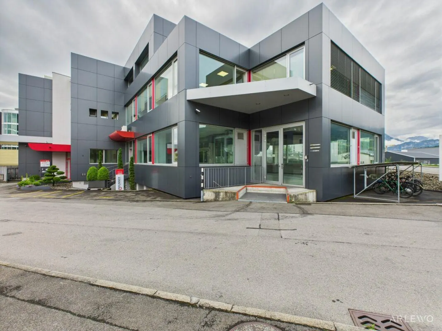 Spazio commerciale con valore aggiunto su due livelli - Foto 1 di 18