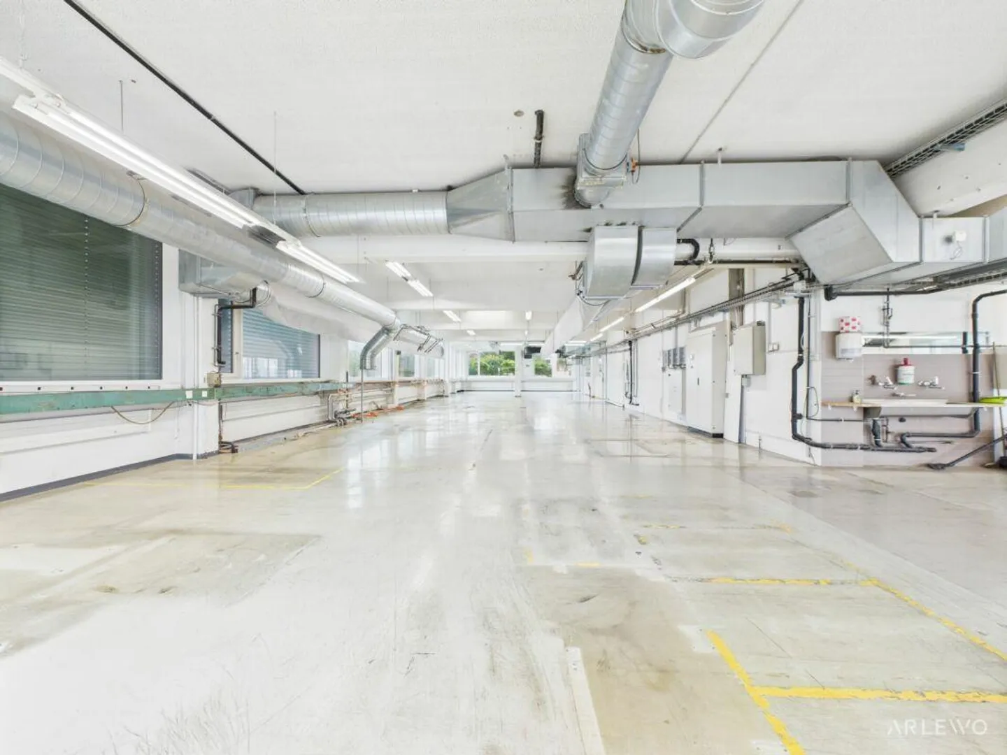 Spazio commerciale con valore aggiunto su due livelli - Foto 2 di 18