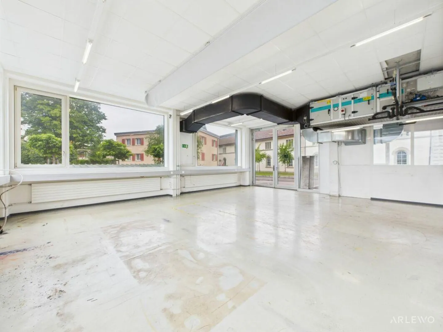 Spazio commerciale con valore aggiunto su due livelli - Foto 3 di 18