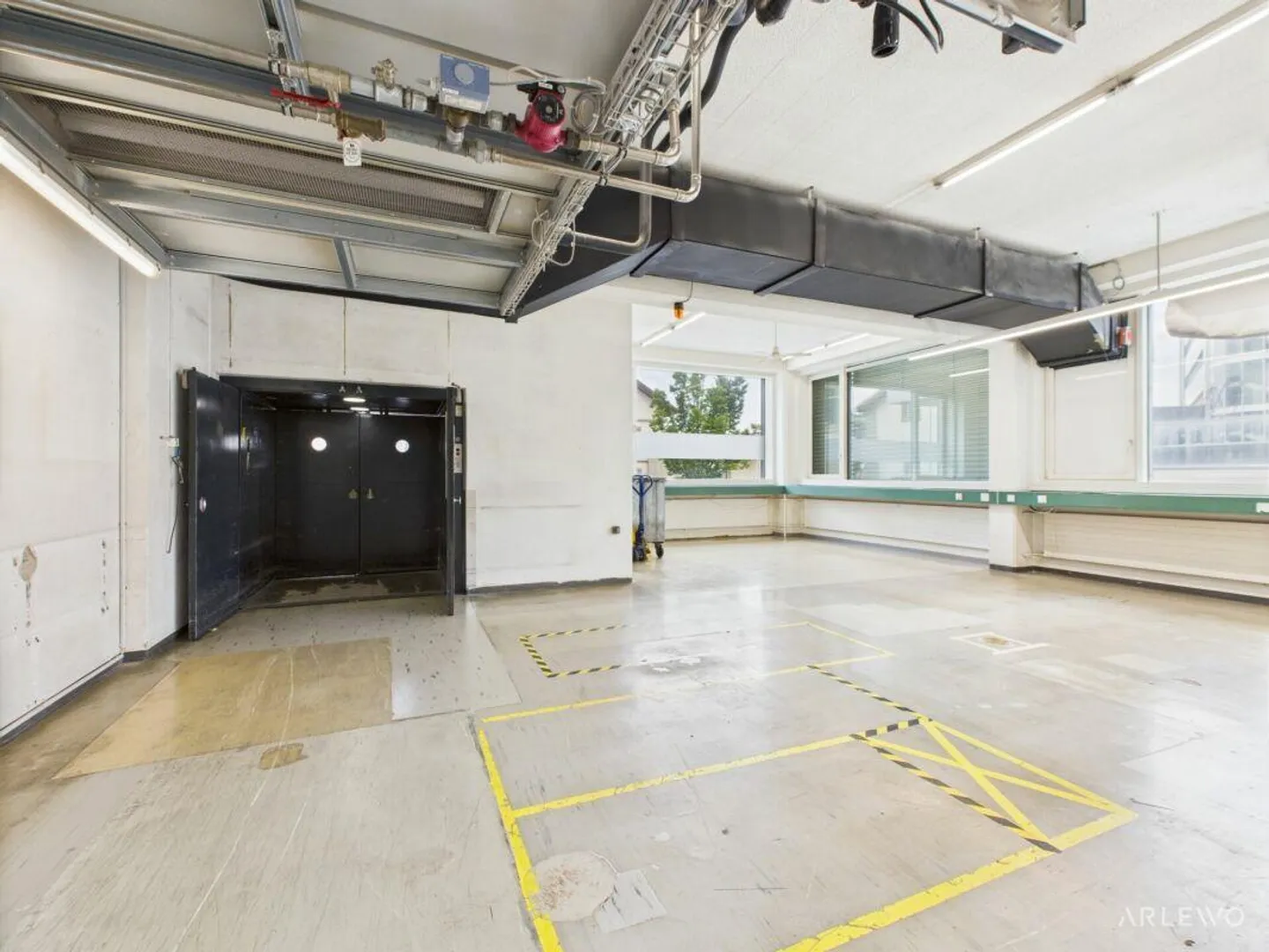 Spazio commerciale con valore aggiunto su due livelli - Foto 4 di 18