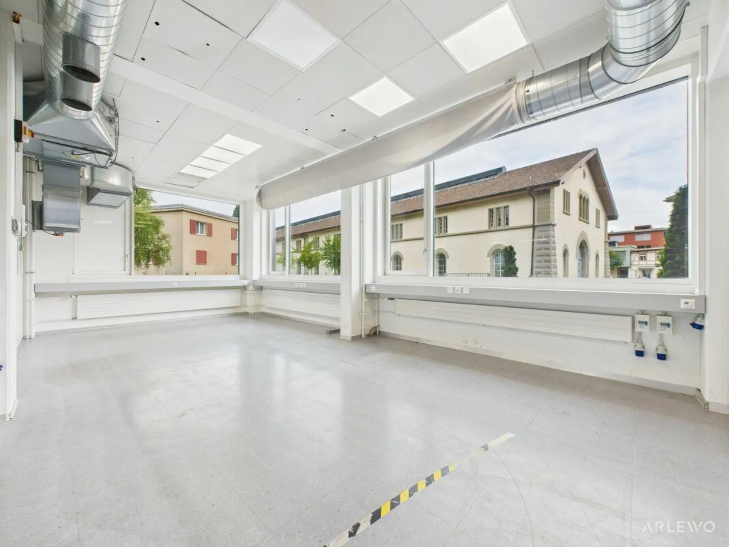 Spazio commerciale con valore aggiunto su due livelli - Foto 6 di 18