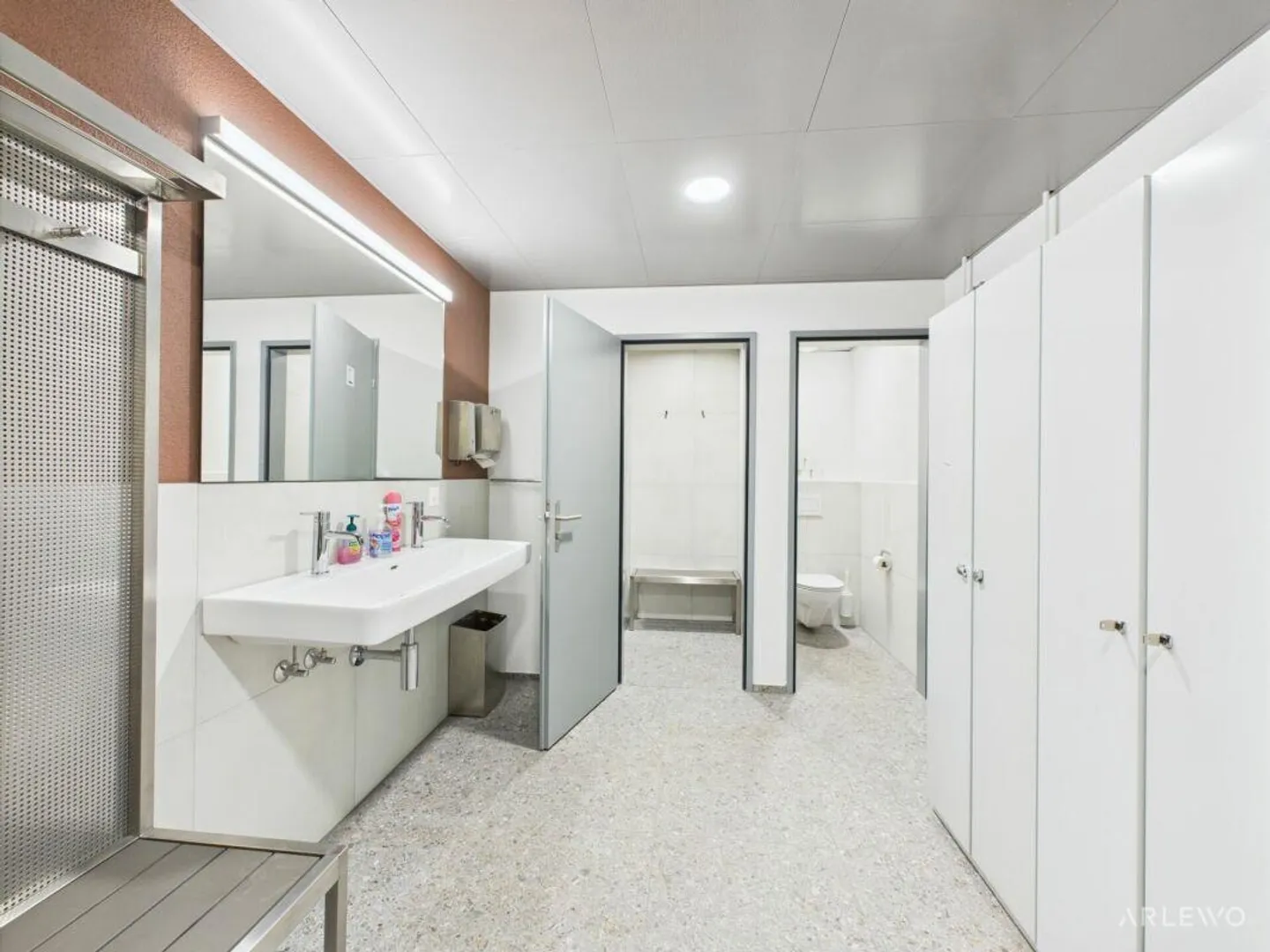 Spazio commerciale con valore aggiunto su due livelli - Foto 13 di 18