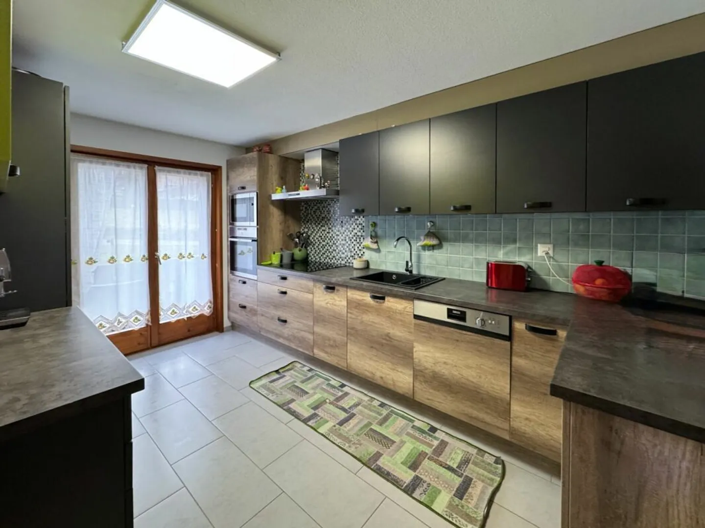 Spacieux appartement de 4,5 pièces avec 2 balcons - Photo 4 sur 14