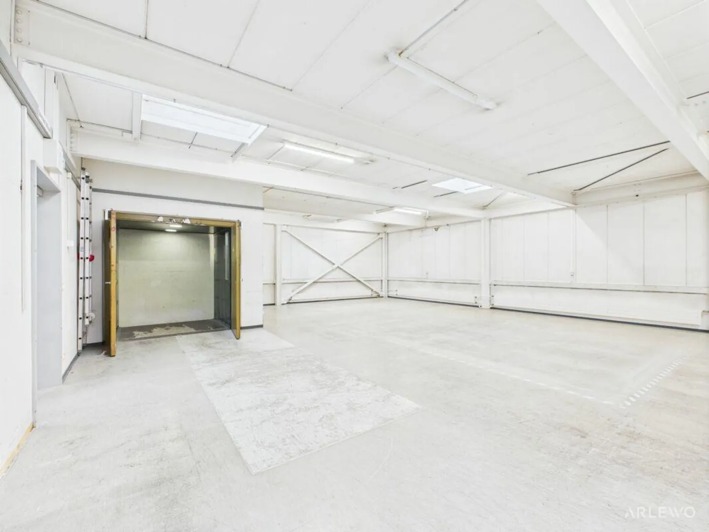 Spazio commerciale con valore aggiunto su due livelli - Foto 18 di 18