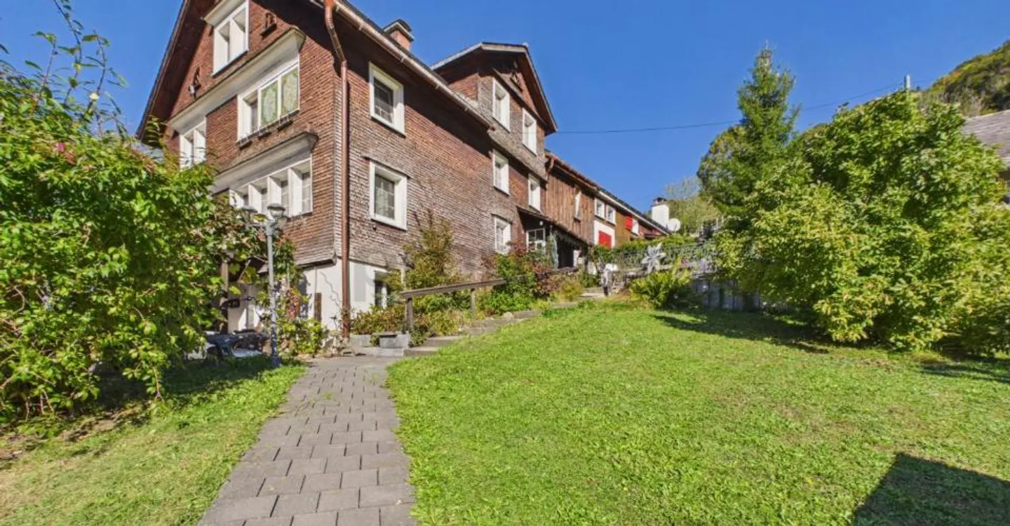 Historisches Einfamilienhaus mit viel Platz und Entwicklungspotential in Ebnat-Kappel, SG - Photo 1 of 12